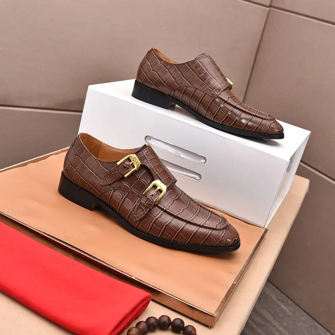 Men's shoes 💰560 (high-end, all cowhide) GUCCI high-end formal leather shoes, original imported fabrics from Italy, cowhide lining, original hardware. I believe you will be struck by it from the first moment you see it. The avant-garde atmosphere can no longer fully interpret its elegance. AAA grade rubber outsole, super comfortable. Original counter last, ensuring its original version and quality. The simple upper ensures its comfort and breathability. A pair of truly good shoes has its own unique soul, famous quality, regular size 38-44 (45 46 customized)
